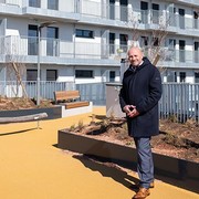 &bdquo;Be a Mensch&ldquo; &ndash; Gemeindebau offiziell nach Willi Resetarits benannt