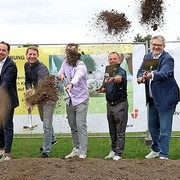 Start der Kunstrasenoffensive der Stadt Wien mit einer Premiere